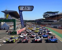 戦いの舞台となるサルト・サーキットに並んだ、ルマン24時間参戦マシン。総合優勝を決めるのはトヨタか、それとも……？