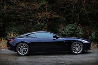 「DB11」のデザインを手がけたのは、2005年にアストンマーティンのデザインディレクターに就任したマレック・ライヒマン。サイドビューではAピラーからCピラーまで続くルーフストレーキが特徴となっている。