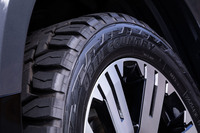 今回の試乗車「デリカD：5 P」には225/55R18サイズの「トーヨータイヤ・オープンカントリーR/T」を装着した。サイドウオールのデザインは左右で異なっており、ホイールに組み込む際に選択できる。写真では「スタイリッシュ」と呼ばれる面（もう一方は「シンプル」）を外側にしている。