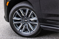 つややかなブラックと切削光輝加工の組み合わせが美しい、22インチの大径ホイール。足まわりには磁性流体を用いた可変ダンパーとエアサスペンションが標準で装備され、スポーティーにも、たおやかにも走らせることができる。