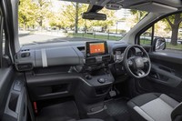 ダッシュボードは上部がマーブル模様入りのグレー、下部がブラックというカラーリング。ウインドシールドがシートから遠い（前に出ている）ので広々としている。