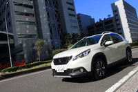 より大きくなったフロントグリルや、高められたボンネット、前後のアンダーガードなど、外観はよりSUVらしいものに改められた。