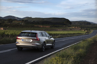 フロントサスペンションはダブルウイッシュボーン。偏平率の高いタイヤを装着していても、良好な乗り心地を保つ。