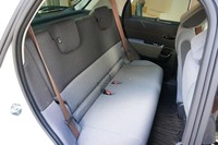 リアシートは2人掛け。座面はとても柔らかく、座るとかなり沈み込む。