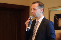 ノイナー氏は2002年からVWブランドで電動・電子開発を手掛け、2008年からは同グループの研究部門で情報アーキテクチャーやマンマシンインターフェイスを担当した。2017年に現職である自動運転部門の責任者に就任した。