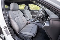 最大6人とゲスト1人の、合計7人分の個人設定プロフィールを保存可能。シートポジションや空調設定、ナビゲーションの目的地、好みのメディアなど約400項目が設定できる。キーシグナルを使用してユーザーを判別、登録されたプロフィールを自動で呼び出せるのも特徴だ。