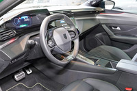 プジョーの「iコックピット」は次世代レイアウトに移行。アダプティブクルーズコントロールの操作はレバーからステアリングスイッチに変わった。