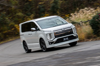 続いてはエアロパーツの装着によって洗練されたモダンなイメージを表現したという「アーバンギア」でオンロードコースに繰り出す。