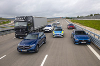 高速周回路でレベル3の自動運転「ドライブパイロット」を試す。ドイツの交通法規に沿って緊急車両が通れるよう自動的に左右に寄って走行する。