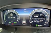 ドライブモードは「SPORT」「GT」「COMFORT」「INDIVIDUAL」の4種類を用意。選択したモードによって、メーター内のデザインも変更される。写真はデフォルトとなるGTモードを選択した様子。