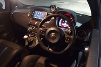 メーターフードやダッシュボードにアルカンターラが用いられるインテリア。グローブボックスの上部に「131アバルト ラリー」をモチーフとした線画とロゴが入っている。