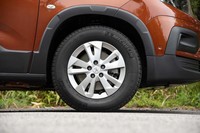 タイヤサイズは「ベルランゴ」よりもひと回り大きい215/65R16。テスト車はミシュランのSUV用タイヤ「ラティチュード ツアーHP」を履いていた。