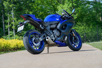 車両重量は188kgと、同クラスのライバルと比べて軽量。車幅は705mmと250ccクラスの「YZF-R25」より細身で、アルミ製のアンダーカウルもスリムさを追求したものとなっている。