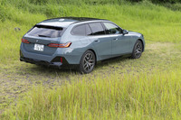 新型「5シリーズ」にはBEV版の「i5」もラインナップされる。同じシャシーで内燃機関車とBEVをつくり分けるのが最新のBMWのやり方だ（BEV専用モデルもあるが）。