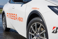 「フィネッサ」は「エコピア」と「レグノ」の中間にあたる乗用車用タイヤブランド。低燃費性能を軸とするエコピアから一歩上の、快適性や安心感を高めたラインナップと紹介される。