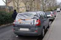 盗難目的の破損やいたずらによって、ガラスが割られることも少なくない。そうしたときは、梱包（こんぽう）用の透明フィルムで補修する。ダンフェール・ロシュローで。