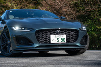 デビュー当初は後方に向かって伸びる縦型だったヘッドランプは2020年のマイナーチェンジで現在の水平タイプに。75周年記念グレードではグリルなどのディテールが真っ黒な仕立てが標準だ。