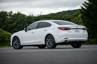 リアまわりでは、左右のコンビランプをメッキパーツでつなぐことで、ワイドな印象を強調している。