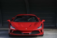 V8ミドシップスポーツカー「488GTB」の後継モデルとして開発された「F8トリブート」。2019年3月のジュネーブモーターショーでデビュー。国内では同年6月に初公開された。