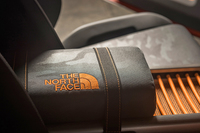 寝袋としても使えるアームレスト。ルームランプやカーオーディオなど、多くの装備が車外に持ち出せるようになっている。