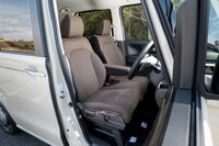 シート表皮はブラウンのトリコット（ファブリック）。全高1790mm（FF車）だけあってヘッドレストから天井までが遠い。