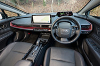 「プリウス」のダッシュボードは大きなオーバル形状。赤いアクセントが左右を横断するため、実際よりもワイドに見える。