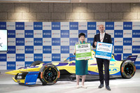 「世界最速のEVレース」として知られるフォーミュラEが、昨シーズンに続き2025年5月に日本で開催される。その本戦に先駆け、同年2月に東京都庁で「TOKYO GX ACTION×フォーミュラE東京大会PRイベントオープニングセレモニー」と題したイベントが行われ、東京都知事の小池百合子氏（写真左）とフォーミュラEオペレーションズCEOのジェフ・ドッズ氏（同右）が登場した。