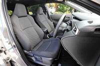 シート表皮はグレーのファブリック。地味に見えるが、座面と背もたれの一部にクロス模様の型押しが施されている。