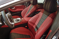 エクスクルーシブパッケージ仕様車のインテリア。写真はベンガルレッドとブラックのツートンカラー仕上げで、表皮にはナッパレザーが用いられている。