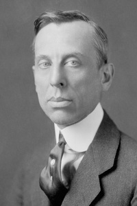 アルフレッド・スローン（1875-1966）　
	近代的な自動車メーカーのマーケティングや経営手法を確立させた人物。1923年にGMの社長に就任。傘下のブランドの管理体制を整え、財務面を強化することで経営再建を果たした。
	 