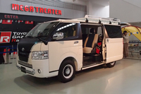 「ハイエース」の発売50周年を記念する、トヨタモデリスタインターナショナルのコンプリートカー「Relaxbase（リラクベース）」。