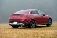 やはりクーペタイプのSUVはこの角度から眺めたい。先代モデルよりもルーフとコンパクトなスポイラーとのつながりがスムーズになった。