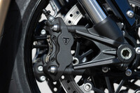 ブレーキは、前がφ320mmのツインフローティングディスクとトライアンフのロゴ入り4ピストンラジアルキャリパーの組み合わせ。後ろがφ220mmのシングルディスクとニッシン製の2ピストンフローティングキャリパーの組み合わせだ。