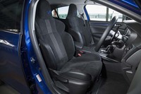 「メガーヌGT」は、表皮にアルカンターラを使用したヘッドレスト一体型スポーツシートを標準で装備する。ヘッドレストにはチェッカードフラッグ模様が刺しゅうされる。