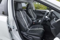 シート表皮にはセンターに大胆なストライプが配される。試乗車の「20ST」ではフルマニュアル調整だが、上位グレードではパワーシートが標準装備となる。