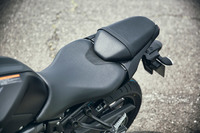 従来モデルから大幅に改良されたシート。前端部を燃料タンク側に10mm延長したり、着座面積を約30％拡大したりすることで、ライディングポジションの自由度や座り心地を改善。足つき性も向上している。