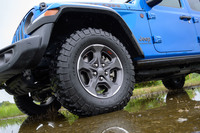 本国には複数のグレードが存在するが、日本に導入されるのは悪路走破性を追求した「ルビコン」のみ。足元にはBFグッドリッチのマッドテレインタイヤが標準装備される。