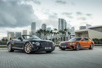 ベントレー・コンチネンタルGT V8（右）、同コンチネンタルGT V8コンバーチブル（左）