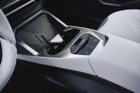 シフトセレクターまわりも既存のBMW車では見たことがない新意匠。ただし、現行モデルと同じように操作できるよう配慮してあるのはさすがだ。