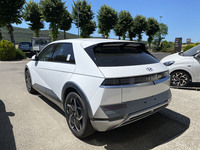 全長×全幅×全高＝4635×1890×1647mm（シャークフィンアンテナを含む）。容量58kWh、または72kWhのバッテリーを搭載し、満充電からの航続可能距離はWLTPモードで384km～481km（タイプおよびホイール径による。いずれも数値は欧州仕様）。