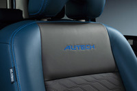 シートには「AUTECH」のロゴが入る。