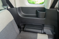 3列目シートの両サイドはアームレストのように掘り込まれている。カップホルダーの深さにホンダの良心を感じる。