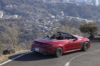 そもそも「CLE」は「Cクラス クーペ」と「Eクラス クーペ」の融合によって生まれている。左右ひとつながりのリアコンビランプはメルセデスAMG版ならではのデザイン要素だ。