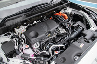 パワートレインは「RAV4ハイブリッド」のそれをベースにフロントモーターを大幅に高出力化したもの。高性能なリチウムイオンバッテリーとも相まって、高い動力性能を発揮する。