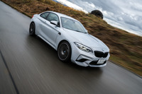 相応の固さはあるものの、乗り心地は日常使いにも十分に耐えうるもの。ダンパーやスタビライザーが新規設計されるなど、足まわりがチューニングし直されている。