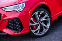 今回の試乗車では、21インチサイズの「5アームトリゴンデザイン マットチタングレー」ホイールに、255/35R21サイズの「コンチネンタル・スポーツコンタクト6」タイヤが組み合わされていた。