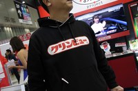 呉工業のブースにて、スタッフが着用していたパーカ。昭和感あふれる書体よ。仮にユニクロあたりで限定コラボ商品として売り出したら、1着欲しい。