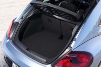 荷室の様子。積載容量は、後席の背もたれを前方に倒すことで拡大できる。