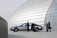 長く歴史のなかに封じ込められていた感のある“マイバッハ”の名は、2002年に当時のダイムラー・クライスラーによって、高級リムジンの名としてよみがえった。