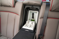 顧客の要望に応えるべく、さまざまな機能・装備が用意されるロールス・ロイス。試乗車には後席用のクーラーボックスが備えられていた。